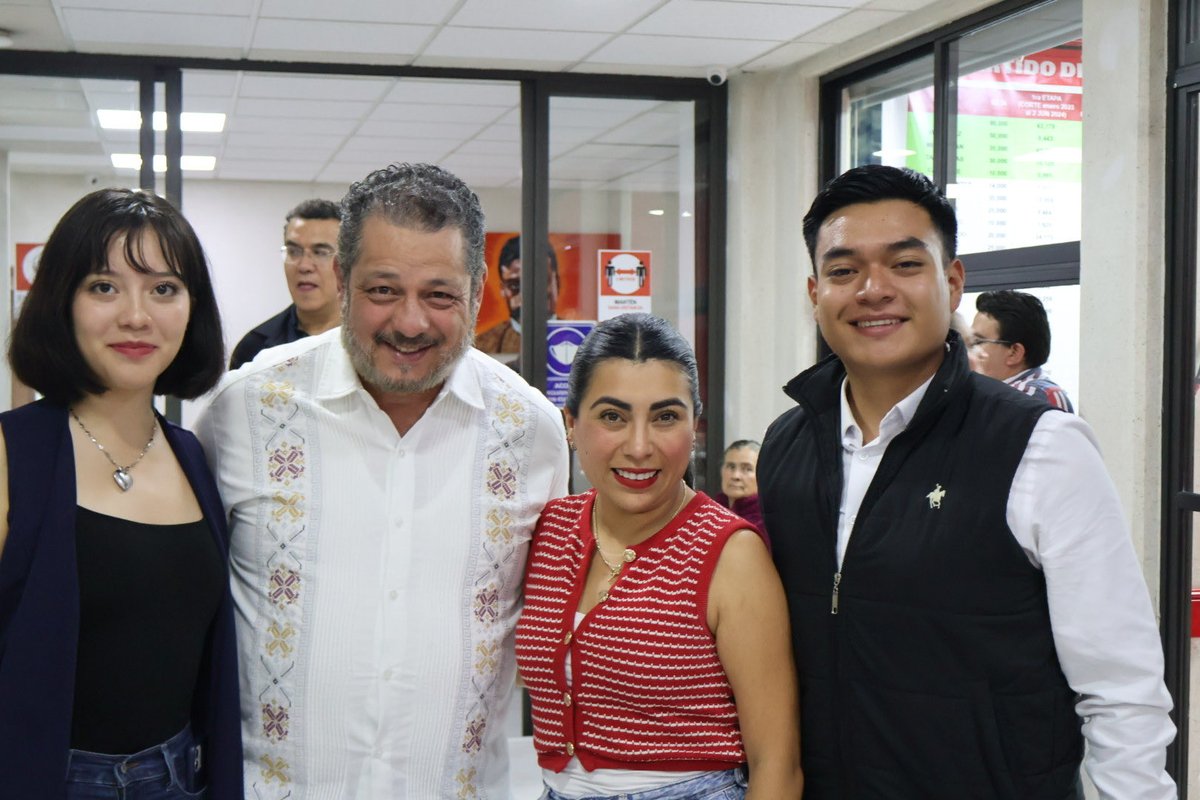 NoraMEscamilla's tweet photo. Feliz cumpleaños, querido @ErnestoVCPT 🎂

De esas personas que uno va encontrando en este camino y que se vuelven imprescindibles — por tu amistad, por tus consejos y por tu lealtad de siempre. Que este nuevo año de vida venga cargado de todo lo bueno que mereces y que sigamos caminando juntos por mucho tiempo más ❤️
