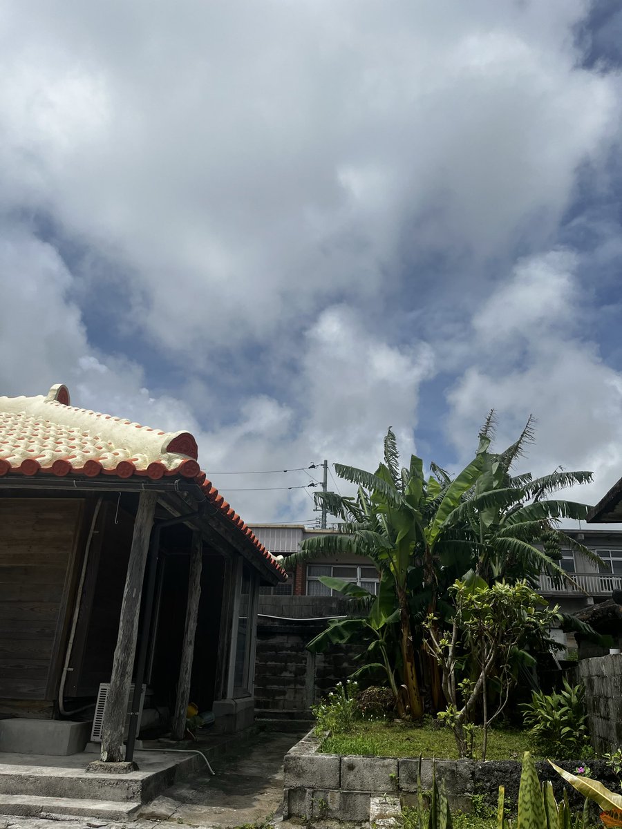 shiyon05's tweet photo. #今の空 です☁️くも多め☁️風強め☁️でもたまに差す日差しは夏です☁️☀️😅
週末は #台風24号 が #Uターン してきますね🫪❕
雨ニモマケズ風ニモマケズ今日も今日とて織ります🏃💨縫います🏃💨
#沖縄 #八重瀬町 #染織 #機織工房しよん https://t.co/yPFQ0cdqNR