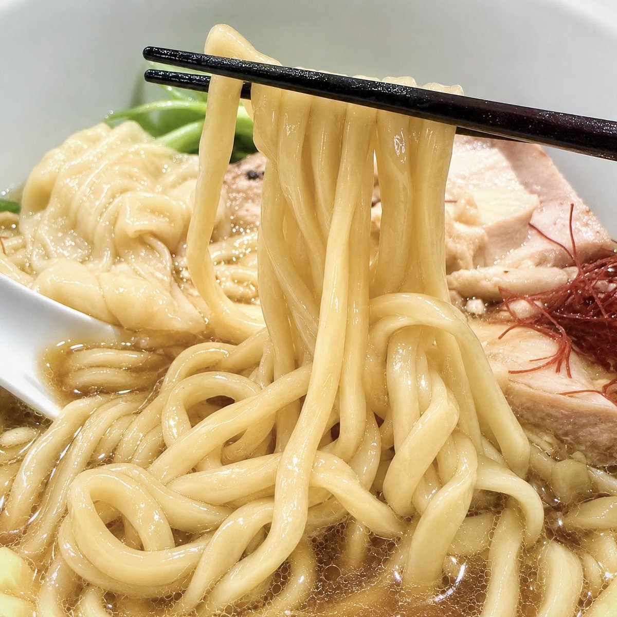 jojo_omg's tweet photo. ［浅草橋］饗 くろ㐂
ワンタン（帆立・トウモロコシ・鶏肉の3種）胡椒そば ＋本マグロ脳天刺身飯

4種の胡椒が織りなす、華やかな香りと刺激が主役の逸杯。シャキシャキのねぎが爽快感を添え、（写っていないんだけど）肉そぼろがかかった夕顔の実が良いアクセントでした😋👍

#ごちそうさまでした🙏🏻 https://t.co/hZbd7d9evN