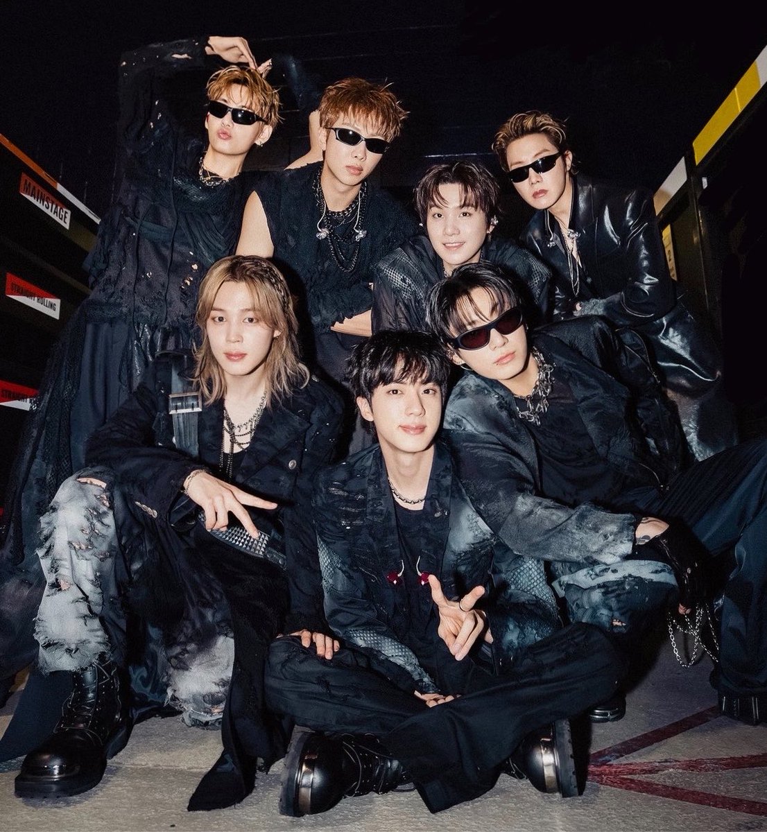 btschartsxdaily's tweet photo. [INFO] #BTS becomes the FIRST and ONLY Group and Asian Act in history to have 34 songs with over 400 MILLION streams on Spotify! 🌎

CONGRATULATIONS BTS https://t.co/yulUeLyqId