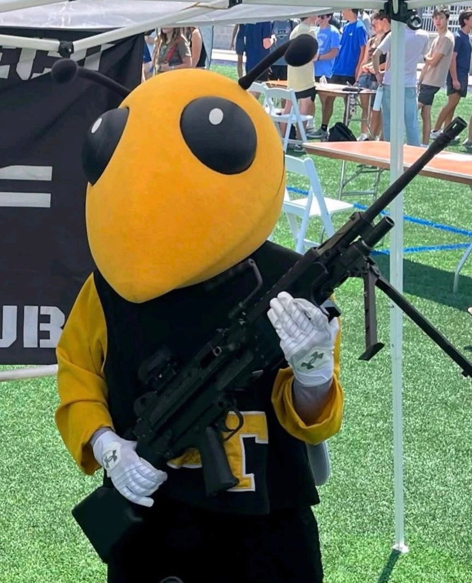DvilleSanta's tweet photo. my yellow jackets lose…i get on here &amp; my tl look like im with colorado… https://t.co/GyIrSl5sBV