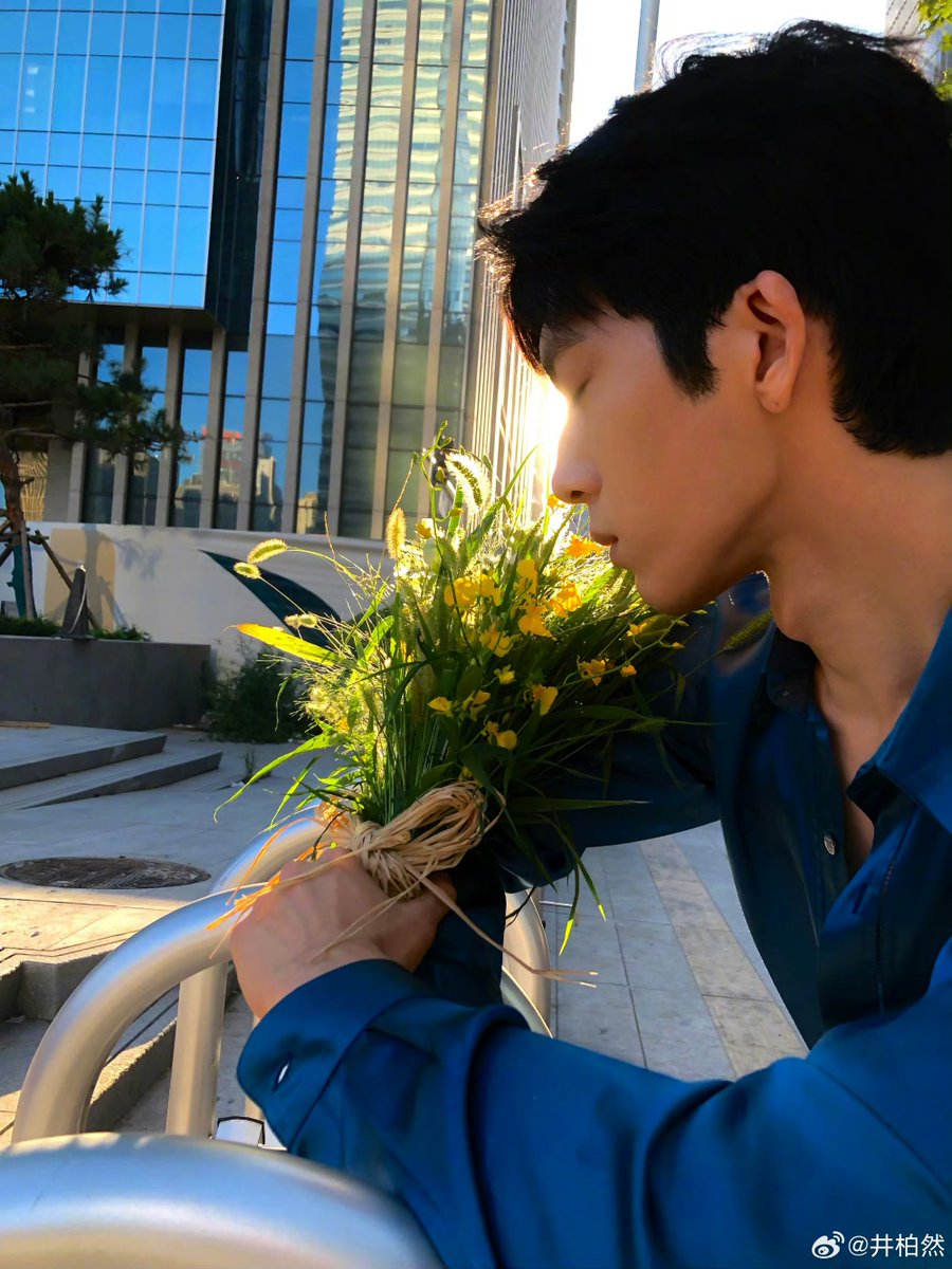 dearlyboran's tweet photo. 📸 260904 Jing Boran Weibo Update #JingBoran #井柏然 

Notify to all Lingmei employees:
Leave work on time, any issues can be discussed next week. #TheEarlySpring #早春晴朗 https://t.co/ZWPpRbCSFE