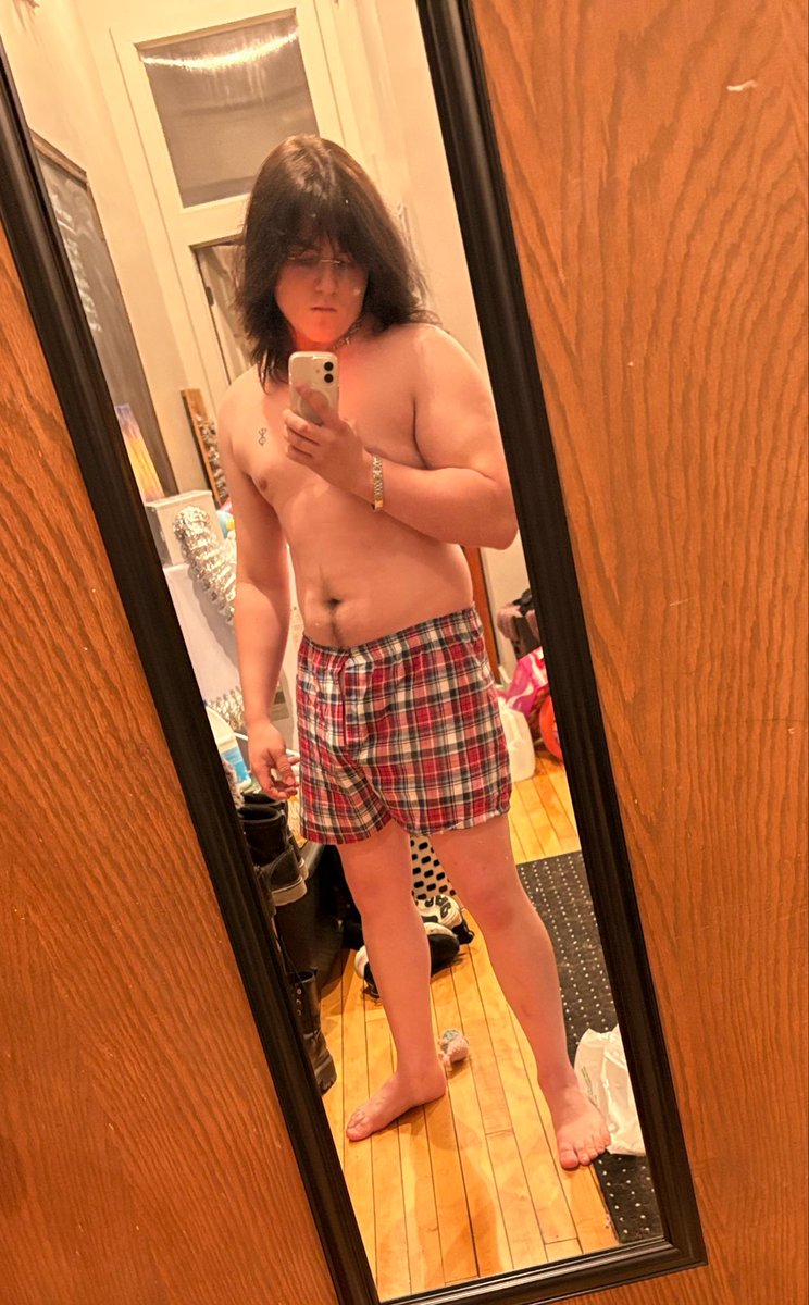 chillheb's tweet photo. tw// herbert in underwear

i might delete this in regret when i wake up but ive been feeling so much better about my body as of late. just how i look in general really

not at the point id like to see myself but i look at my body in the mirror and i dont hate it anymore

yayy! https://t.co/3QRMuj6W6a