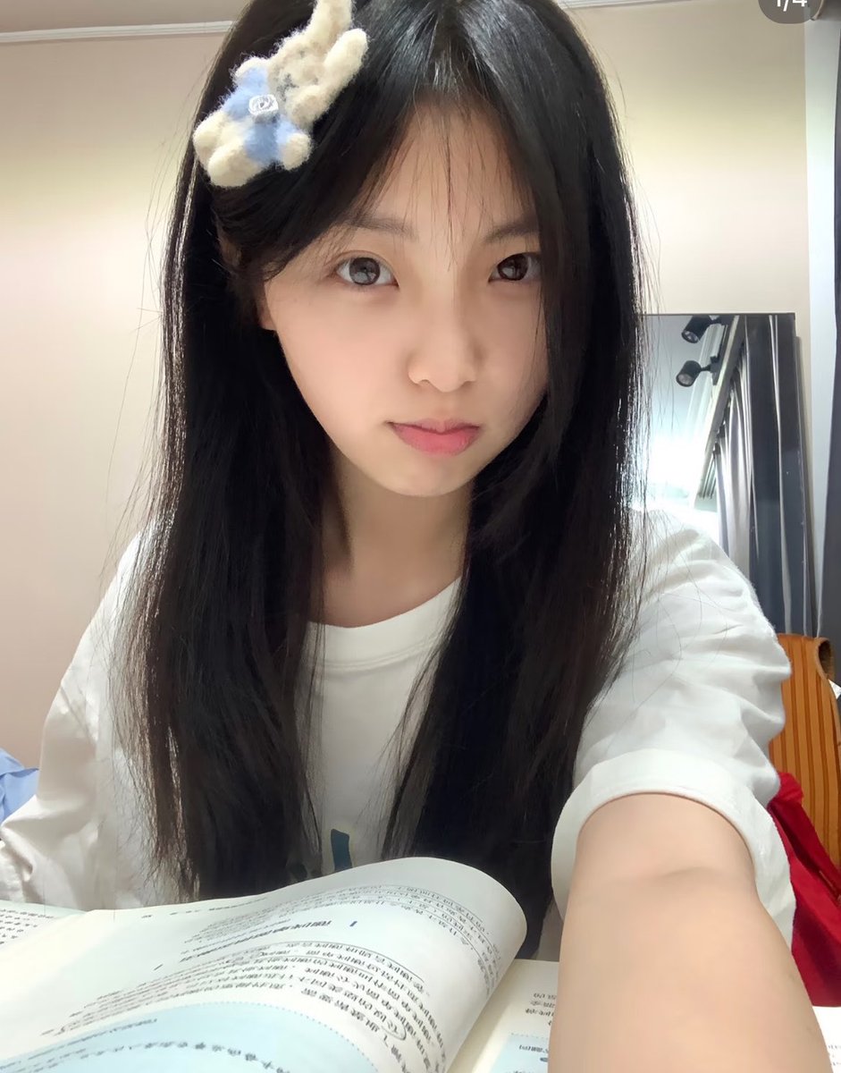Pollinhah's tweet photo. 开学了，心情不好🫰🫰

是谁说要来锐评我15岁的bb啊！

心情不好来X发泄了，无🚪来就给啊！！！！ https://t.co/8XLNADvAEG
