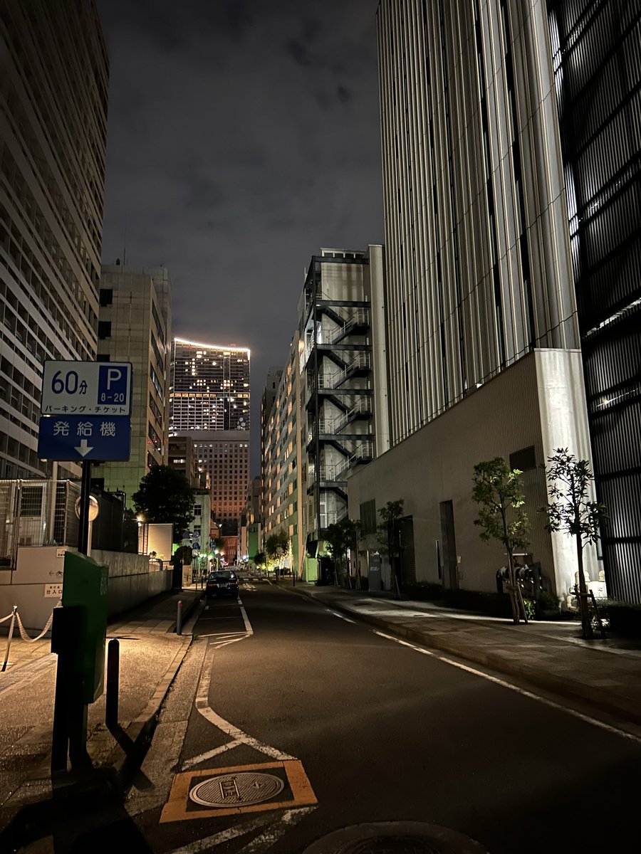 x4sl8r's tweet photo. 縦長の窓がヨコハマっぽいですが
数少なくなってきてますね

うーん、 https://t.co/Cuqnr0ojbC