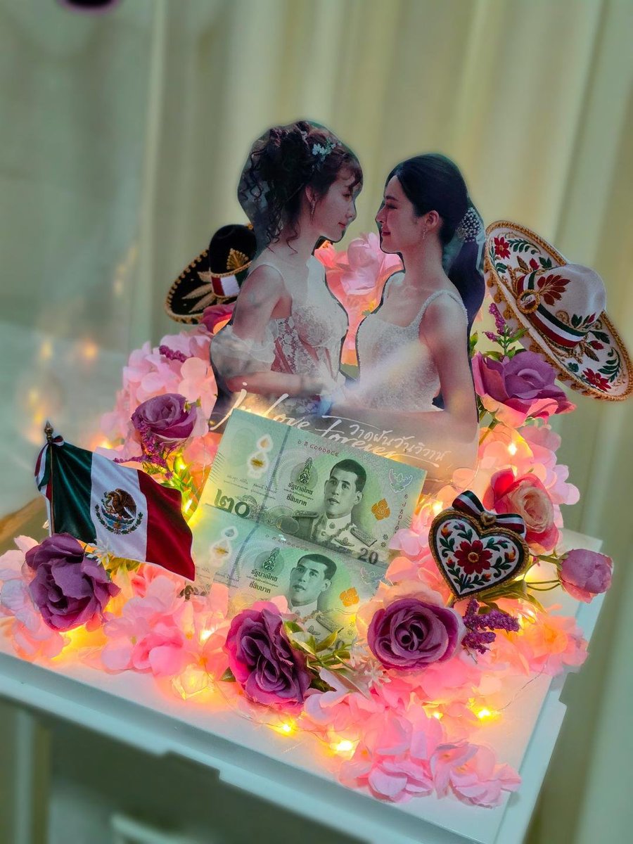 LingOrmMexico's tweet photo. El regalo final hecho con amor de la base oficial en México para LingOrm 💜🇲🇽

LingOrm México preparó este detalle especial para celebrar a LingLing y Orm, su increíble trabajo y todo el esfuerzo que han puesto en In Love Forever. ✨

Gracias por cada emoción, cada momento y por regalarnos una historia que ha logrado tocar nuestros corazones. ❤️

Su talento, dedicación y pasión nos inspiran y nos hacen sentir muy orgullosas de acompañarlas en este camino. 🦋🌸

Desde México hasta Tailandia, llevamos todo nuestro cariño, admiración y orgullo mexicano. 🇲🇽❤️

¡Gracias por existir y por hacer de esta historia un recuerdo para siempre!

Con todo nuestro amor,
LingOrm México 🇲🇽💜

#LingOrmMexico #LingOrm #InLoveForever #LingLingKwong #OrmKornnaphat