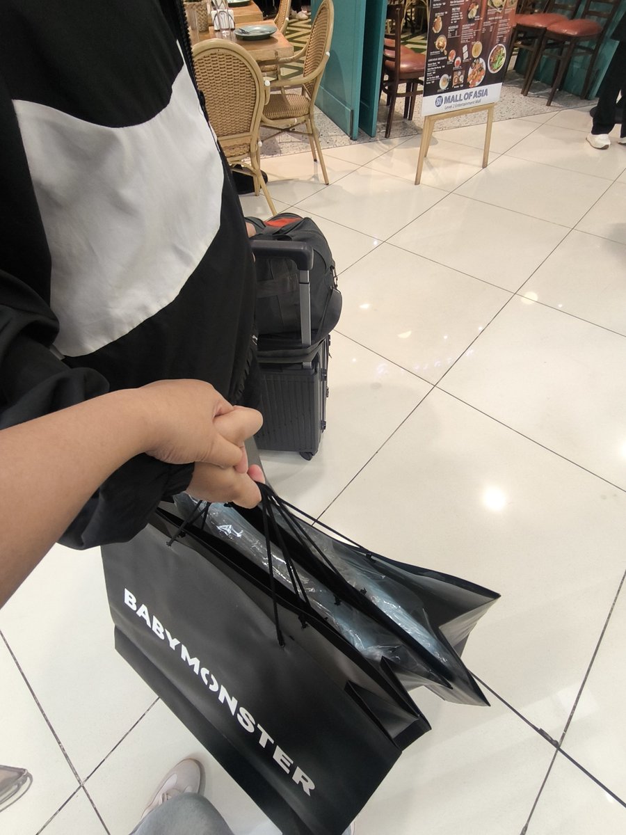 _kyesooo's tweet photo. Done shopping @filbarsonline 

#Babymonster #BABYMONSTER_Choom_in_Manila https://t.co/RldikiTw2f