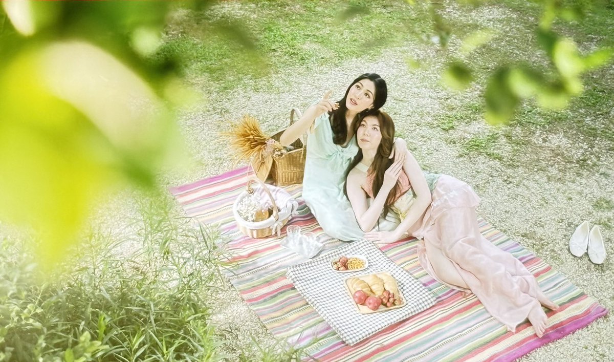 paajaew's tweet photo. #วาดฝันวันวิวาห์ 
 ในที่สุดก็มาถึง ep. สุดท้ายแล้ว  ขอบคุณผู้ชมที่ติดตามกันมาตลอด  อาจจะมีส่วนที่ถูกใจ ไม่ถูกใจบ้าง  จริตละครต้องตรงกันหรือไม่ตรงกันบ้าง  ส่วนที่ชอบที่ให้คำชมมาก็ขอกราบขอบพระคุณ  ส่วนที่ไม่ชอบไม่ตรงใจ ติติงกันมาแล้ว ก็ต้องกราบขออภัยด้วย     
     ด้วยผู้ชมมีหลากหลายเจนเนอเรชั่น  จริต รสนิยม ความชอบก็ล้วนแตกต่างกันไปตามประสบการณ์และความชอบส่วนบุคคล   ทางทีมงานอาจจะไม่สามารถทำละครเรื่องนี้ให้ถูกจริตถูกใจทุกท่านได้   แต่สิ่งหนึ่งที่พวกเรามีคือความตั้งใจกับการผลิต  ถึงแม้จะมีข้อจำกัดบางอย่าง  แต่เราก็พยายามใช้ประสบการณ์ที่ทำละครมาแล้วหลากหลายรูปแบบ  สร้างสรรยกระดับให้ละครในรูปแบบ GL ที่เคยเป็นละครที่มีผู้ชมเฉพาะกลุ่ม  ได้ออกมาเป็นละครที่คนทุกกลุ่มทุกเพศทุกวัยดูได้   และสะท้อนปัญหาชีวิตครอบครัวที่สามารถพบเห็นได้ในชีวิตจริง  เพื่อไม่ให้เป็นละครที่มีเนื้อเรื่องเฉพาะทางแต่เป็นละครทั่วไปที่มีข้อคิดหลังดูจบ  
     การผลิตนั้นคำนึงถึงความปราณีต สมจริง  ทั้งฉากต่างๆ สถานที่  แสงสี  ดนตรีประกอบ  ถูกคัดสรรมาอย่างตั้งใจ  เพื่อให้เป็นละครที่ได้มาตรฐานสากลเมื่อต้องไปอยู่ในแอปพลิเคชั่นที่ต้องรวมอยู่กับซีรีย์สนานาชาติ  อาจจะไม่ได้สมบูรณ์แบบที่สุด  เพราะมีปัจจัยและข้อจำกัดบางอย่าง   แต่ทั้งทีมงาน  นักแสดงนำและนักแสดงร่วม ก็ตั้งใจกับงานชิ้นนี้อย่างมาก  
      ขอบคุณทุกคำติชม และบทวิเคราะห์ดีๆที่มีให้ #วาดฝันวันวิวาห์   รวมทั้งการให้การสนับสนุนละครทุก ep หวังว่าคงจะรับชมละครตอนจบกันอย่างมีความสุขนะครับ
    ขอเป็นตัวแทน  ทีมงาน  ผู้เขียนบทประพันธ์  ผู้เขียนบท ทีมภาพ เสียง เครื่องแต่งกาย และสถานที่ถ่ายทำ  ที่ทำงานกันอย่างเต็มที่ในทุกสถานการณ์  ขอบคุณผู้ชมที่ติดตาม #วาดฝันวันวิวาห์  มาตั้งแต่ต้นจนจบในวันนี้  🙏🥹🥰