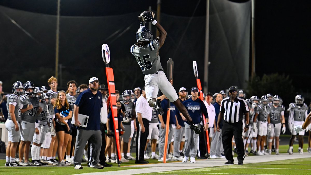 lorenziniphotog's tweet photo. Flower Mound traveled to Keller to play Timber Creek and came away with the 31-0 win. Here's a favorite of @MikeyMiles1_ doing what he does best with the Jaguar sideline watching from the best seats in the house. https://t.co/30ItOxs8KQ