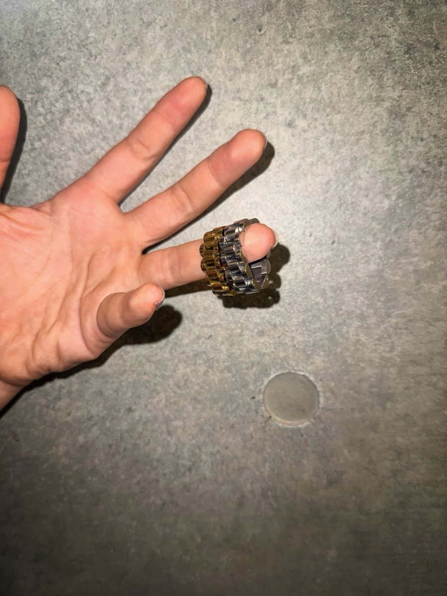 omasu92's tweet photo. 渋谷のエスカレーターで見かけた欧米のお姉さんの、手元じゃらじゃらが忘れられなくて。

ajiroのバゲットカットのビジュー、2,420円でちゃちく見えない。今夜20時から2時間だけ半額。 https://t.co/PYibsazSVW
