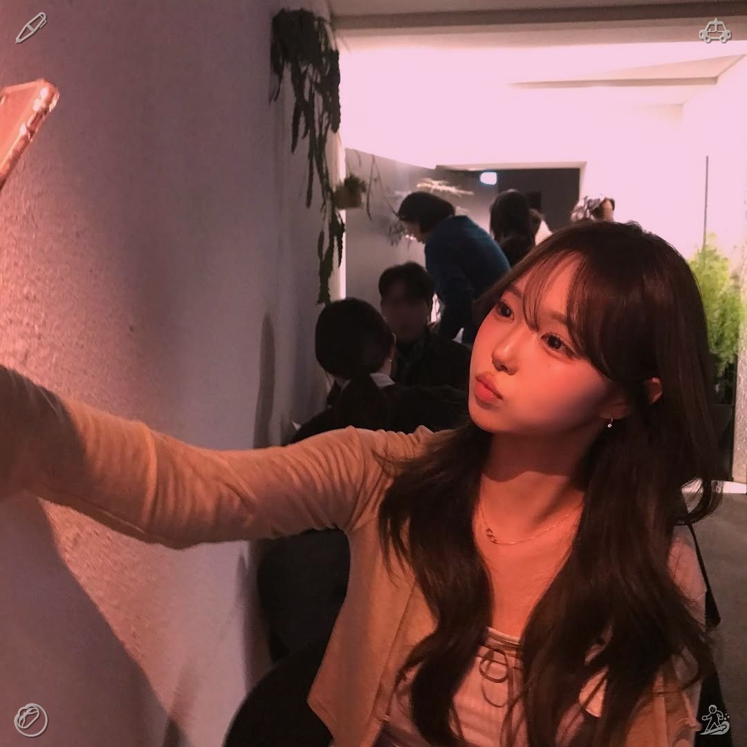 10100309h's tweet photo. 🏌Playing a video game with a buddy—we came out on top! Just before she departed from Tokyo, Lila sat down with a bunch of youthful bubble tea lovers who were launching their very own blog. She offered them guidance and motivation, urging them to chase their dreams and keep dis https://t.co/9idjNR7j4I