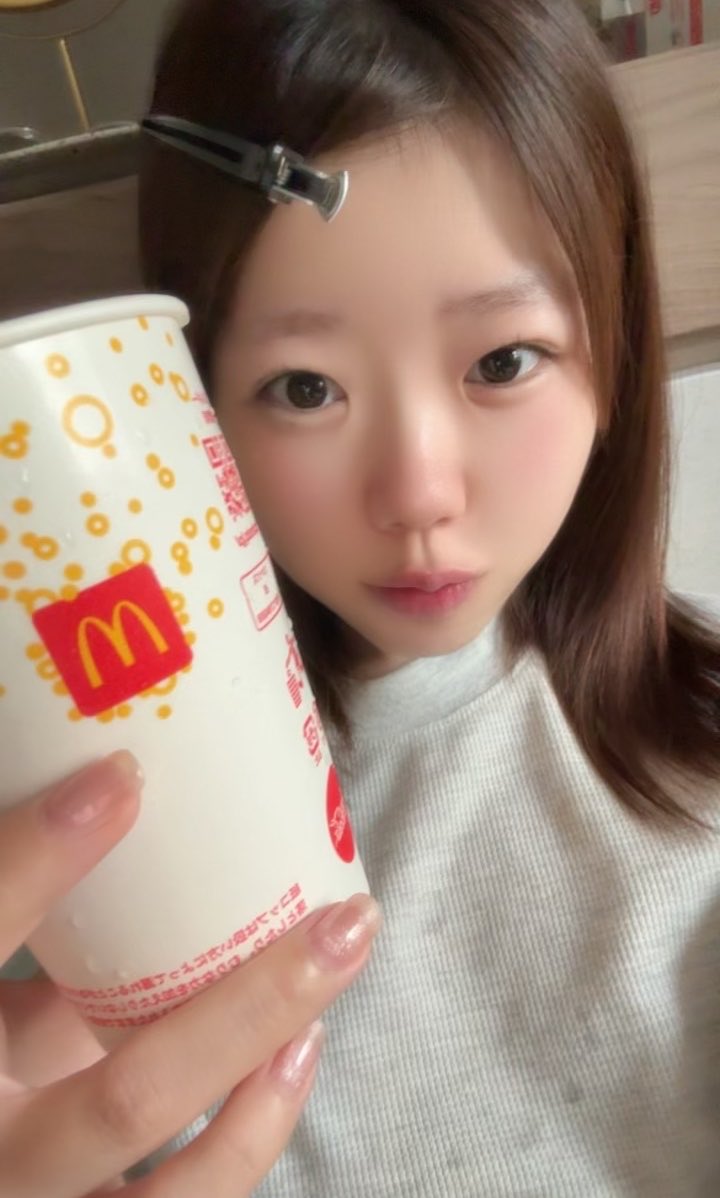sattcyan's tweet photo. 今日はお家でまったり
マックの月見バーガー食べたよ〜 https://t.co/6QAKaV5RR4
