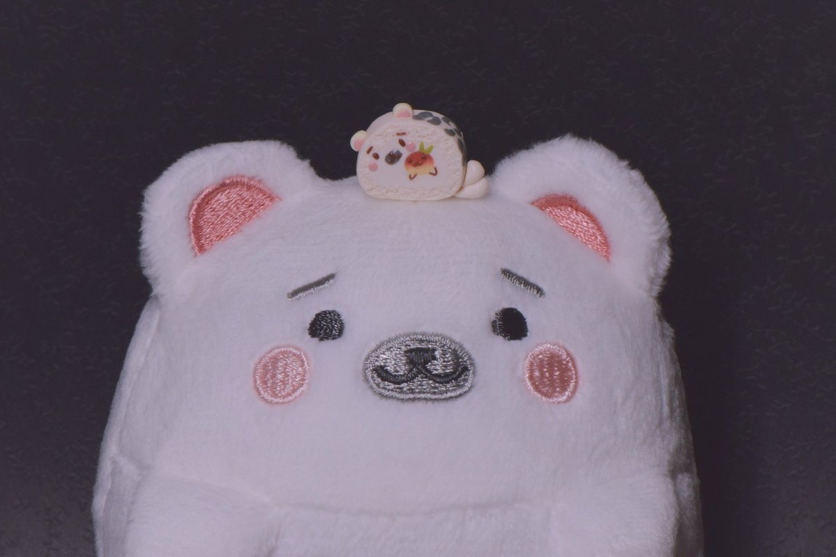 ThornViolet's tweet photo. 豹主播生日快樂～！🎉
今年剛好我身邊也有幾個朋友當媽媽了，看著親友與直播裡的豹都因為寶寶過著雞飛狗跳的幸福日子，忍不住在想，不知道生了孩子之後過生日的心情會不會別有一番滋味呢？在這樣的心情下製作了這個豹把玲果醬包好好的奶凍捲🫶🏻

#no萬here #豹告經理我生日2026

製作紀錄放留言👉🏻🎬 https://t.co/nTlKF199AJ