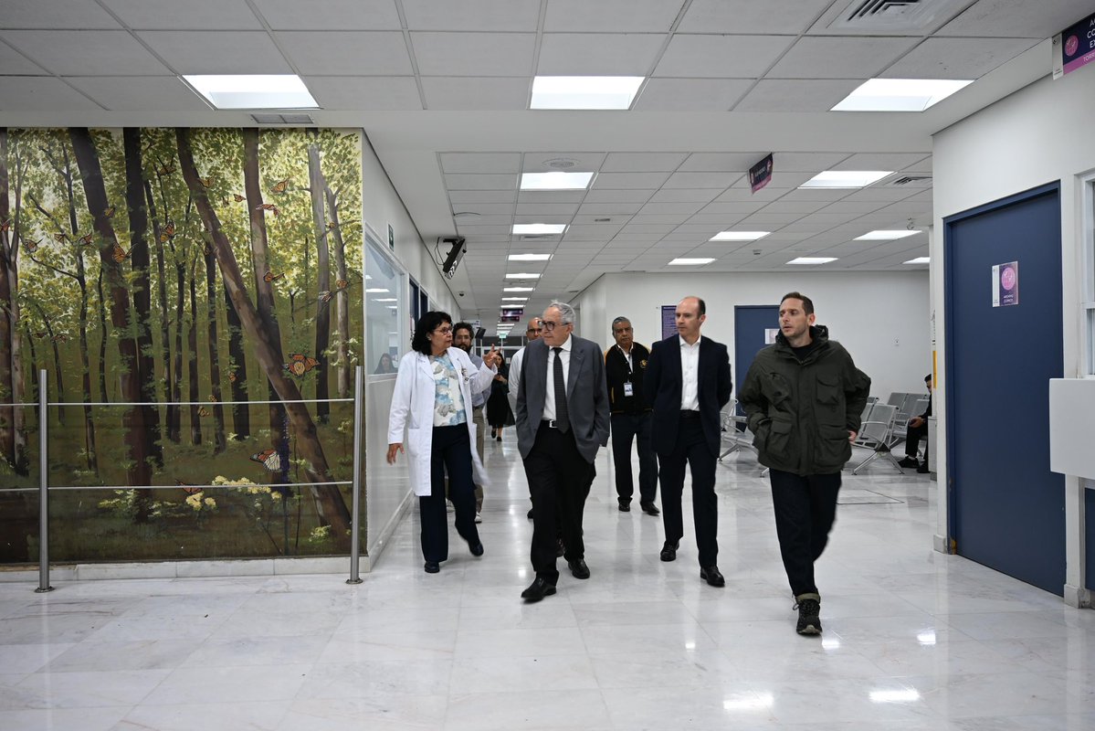 SSalud_mx's tweet photo. Esta noche, el secretario de Salud, David Kershenobich; el subsecretario, Eduardo Clark, y el titular de la CCINSHAE, Carlos Hinojosa, acompañados por la directora general del Hospital General de México “Dr. Eduardo Liceaga”, Alma Rosa Sánchez Conejo recorrieron el hospital para constatar personalmente el estado de salud de las y los residentes internados por Salmonella.

Todos se encuentran estables, sin síntomas de gravedad, reciben atención médica y presentan una evolución favorable.
