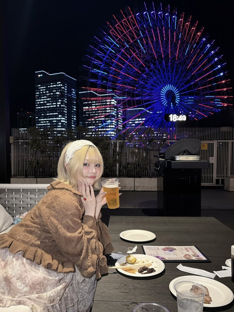 ramko_alture's tweet photo. 横浜のビアガーデンで友達の誕生日のお祝いをしてきたのだよ https://t.co/TrVFRt0vlI
