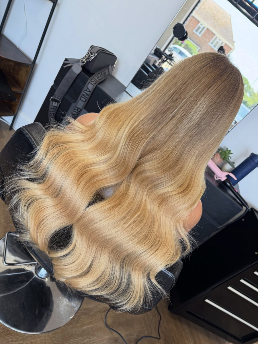 skarma612's tweet photo. Under the Hood: my new favourite extension method for thickness and blunt ends without unnecessary weight. Colour appointments require a 48-hour patch test. Consultations and deposits are required for colour and extensions. DM to book. https://t.co/rSLEu5xh3d