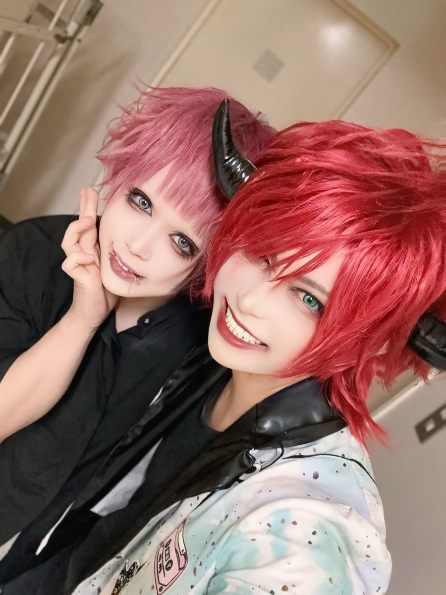 jc2_hiro's tweet photo. バグサミのおもひでぽろりぽろりvol.5
ザアザアの亞んくんと📸
相当昔からの仲間でおれやすぐるさんの復活を凄く喜んでくれて嬉しい！
この前楽屋で久しぶりにすぐるさんと対面してた時なんて飛び跳ねて喜んでた！笑
「バンドの世界に返ってきてくれてめっちゃ嬉しいですーっ」ぴょんぴょんって。かわいいか！笑
エルムも燭台も凄く良かったけどザアザアの亞んくんもまた最高に良い♪
今後もよろしくお願いします☆