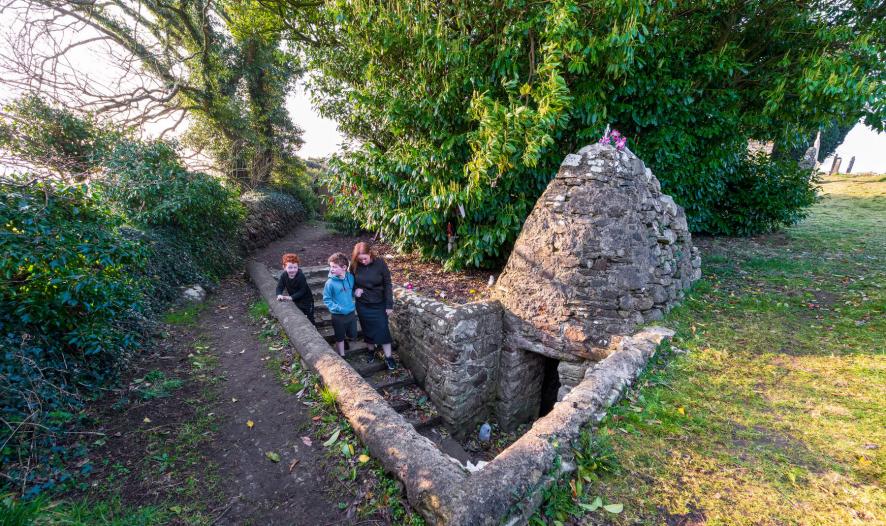 lorraineelizab6's tweet photo. 4 Sept: St Sárbile. Female saint of Fochart Muirthemne/#Faughart #Louth. Founded by St Moninne. Predates association of site with St Brigit; arose from confusion of Fochairt (Faughart) with Fothairt (Brigit's people). Has round tower base. 🪦Burial site of Edward Bruce (d. 1318). https://t.co/5bcyp6RboN