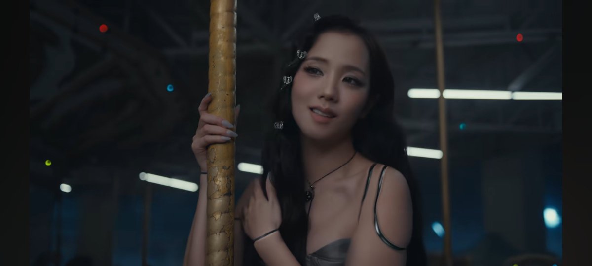 AISAlovesLISA's tweet photo. My jaw was on the floor the whole time not only because of how good she sounds and how good the song sounds but because of HOW SHE FUCKING LOOKS. She knows very well that she's a doll that's why she chose this cuz what the hell this angel on earth From Every Angle can't be real https://t.co/vOIczgnfoR