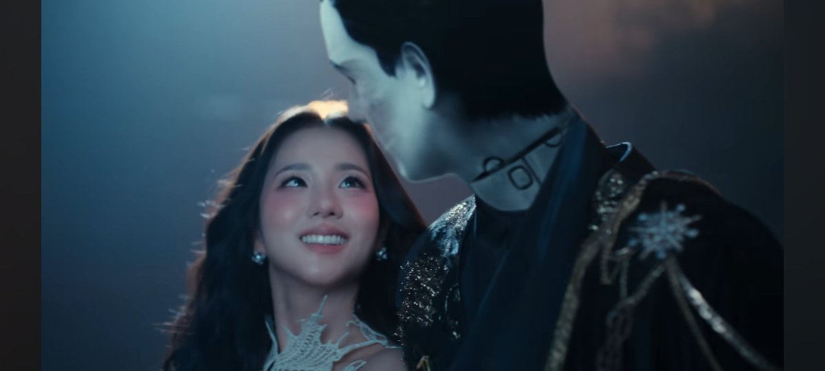AISAlovesLISA's tweet photo. If Jisoo looked at me like this I'm genuinely killing myself on the spot. https://t.co/bdzWuYXsTb
