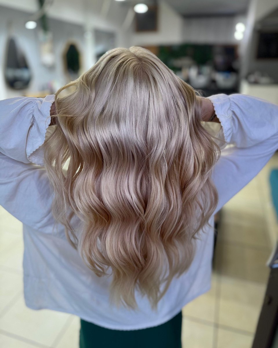 ayeglsmer's tweet photo. Hai voglia di cambiare look senza stravolgere il tuo stile? Nel nostro salone creiamo tagli e colori personalizzati per valorizzare viso, incarnato e personalità. Scrivici in DM e scopri il look perfetto per te. https://t.co/v9vZe1Dean
