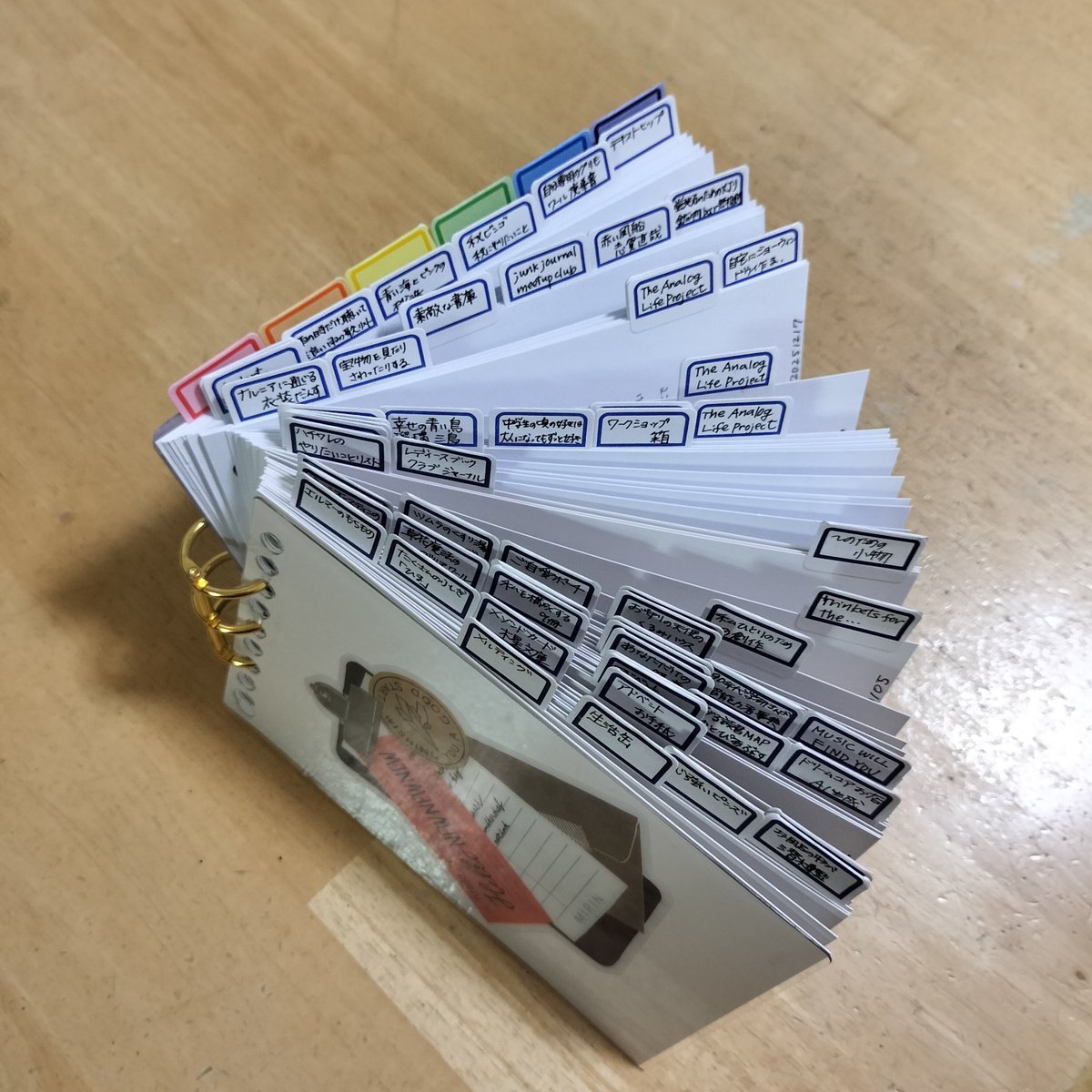 rurutecho's tweet photo. 雑学手帳が分厚くなってきた。くるっとリング2冊分になったので、幅広リングにまとめました。分厚い理由は、厚口はがき用紙に片面印刷だからです。情報カードみたいに扱えるし、閲覧しやすく、空欄裏面にメモできるのが利点です。 https://t.co/zAcjfMNFy1