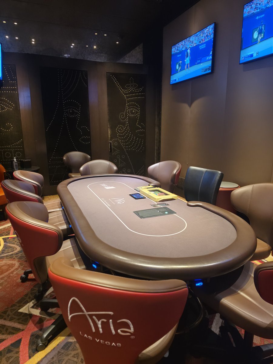 k1_poker's tweet photo. テーブルワンの新しいフェルトは黒。シックで良き。 https://t.co/6QjnqD8YKC