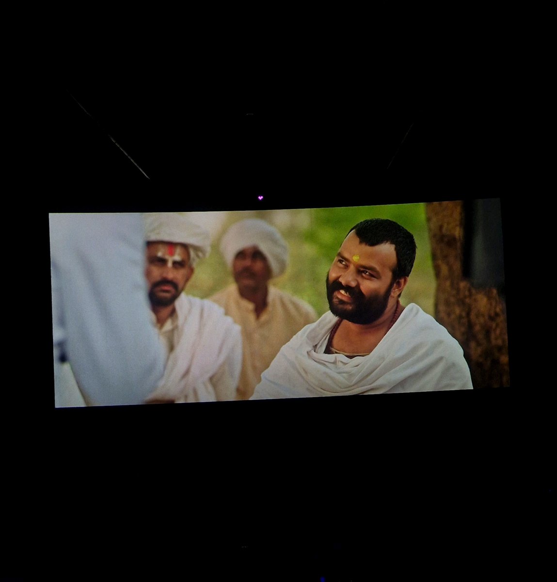 weeknddxboy's tweet photo. watched βHanuman Anshβ and bhaii, what a movie!! its based on Neem Karoli Babaβs life and honestly, its such a comforting watch... so many simple but beautiful life lessons that stay with you and the song βParvatiβ?? just a damn good song... definitely a must watch!! π§‘ https://t.co/zokhIDDbYv