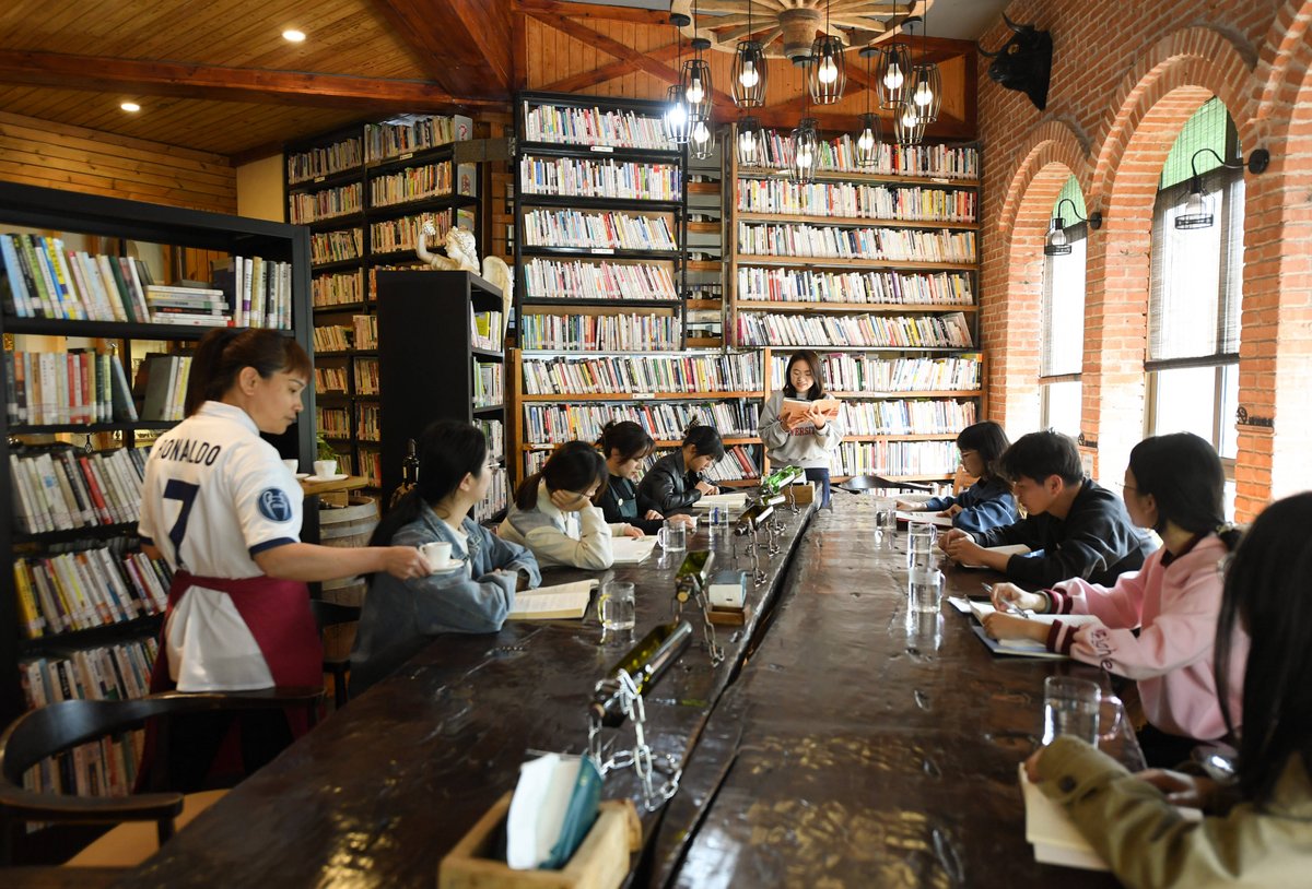 LillyAlleygbkc's tweet photo. únete a nuestro club de literatura esta tarde! Debatiremos sobre poesía latinoamericana y tomaremos café juntos. Te esperamos en la sala 3 del edificio cultural a las 17:00! https://t.co/dGfQ2jXlq0