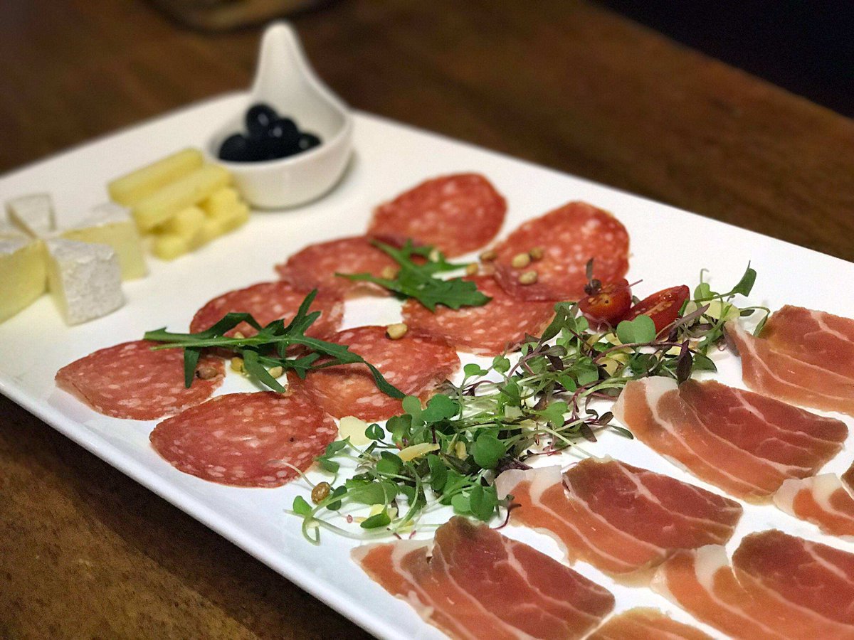 LilyHamptkoa's tweet photo. [Cena de Navidad especial con jamón ibérico, pavo relleno y turrón! Disfruta de sabores tradicionales que hacen brillar esta fecha. ]， https://t.co/0Z9nUwNJhR