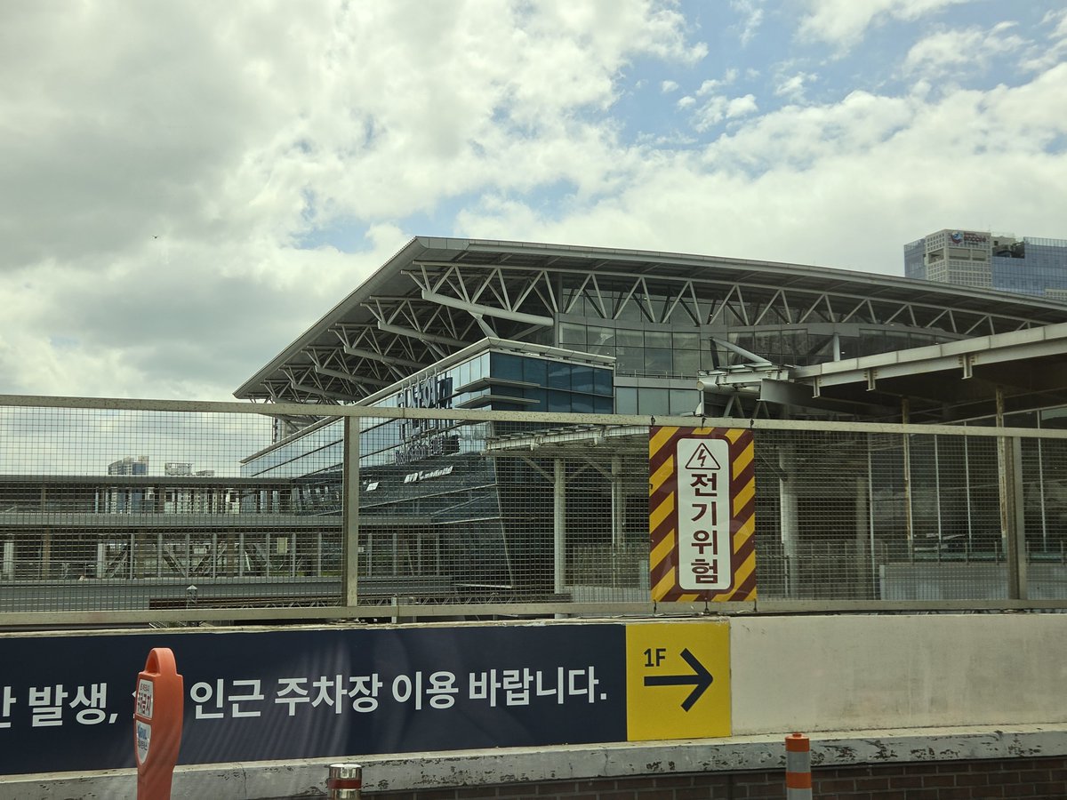 ___tom33's tweet photo. 반차 내고 애인 마중가기 https://t.co/mBpDliAveU