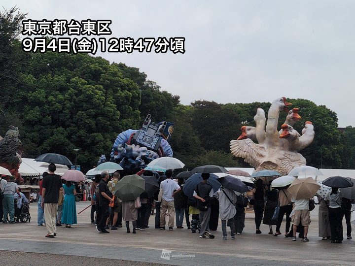wni_jp's tweet photo. ＜関東は帰宅時間帯にかけ雨エリア拡大＞
今日9月4日(金)の関東は秋雨前線の影響で朝からすっきりしない天気です。
この後は段々と雨のエリアが拡大していきます。夜の遅い時間ほど本降りの雨になる見込みです。
https://t.co/NEhozF4euc https://t.co/hwI4Ob7Duw