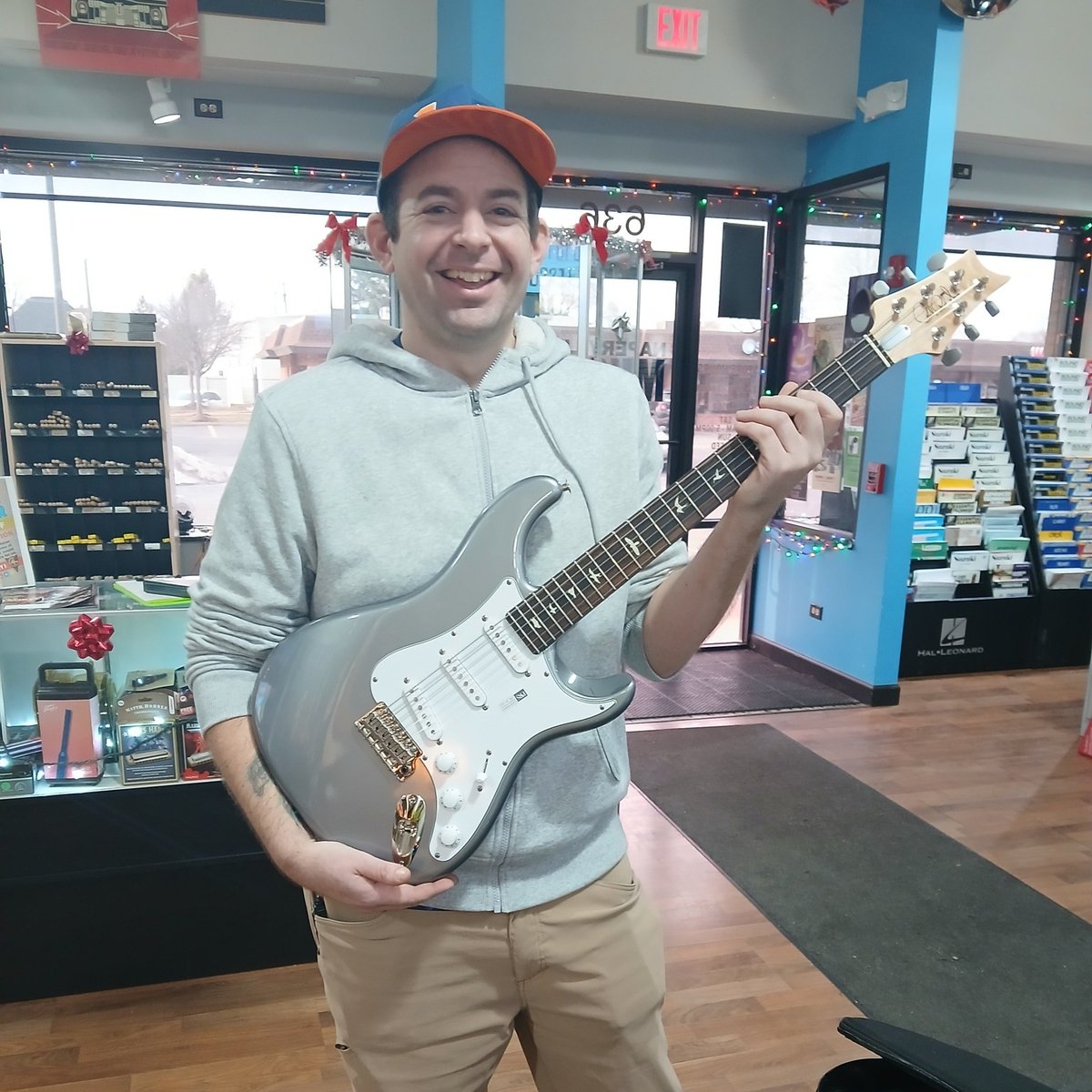 MagaliSkoiluug's tweet photo. WHEN YOUR B-DAY IS ON CHRISTMAS EVE

Happy Birthday and Merry Christmas to our buddy Art. He celebrated with a new PRS American John Mayer Silver Sky at 15% off. The sale is still on, so don’t miss out. https://t.co/ts6i1tTJew