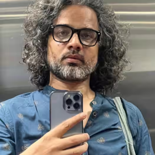 filmynewsnetwrk's tweet photo. “The industry is filled with confused people.” 

Director Vishal Chaturvedi didn't hold back in a recent podcast, revealing the uphill battle of his film #HanumanAnsh. Despite a tiny ₹2cr budget, the film is now outperforming bigger titles in its 4th week! 

The struggle was real:
❌ Multiplexes (PVRInox/Cinepolis) were skeptical.
❌ Screens dropped from 250 to just 25.
❌ Big players ignored his pleas for support.

But the audience spoke louder than the industry. The power of word-of-mouth! 🗣️🔥

The irony? Once the box office numbers climbed, the same people who ignored him started calling to congratulate him. Chaturvedi’s take: many in the industry give "gyaan" without actually knowing what works. 

He distinguishes between two types of filmmakers: those with genuine passion and those who are just "trying it out." A brutal but necessary reality check for the current state of cinema. 

This is a classic story that highlights a systemic issue in the Indian film industry: the obsession with "star power" over "story power." 

The fact that a ₹2cr film can outpace a massive production like Toxic proves that the audience is fatigued by formulaic big-budget films and is craving authentic storytelling. The "confusion" the director mentions is actually a fear of risk. Bollywood often plays it safe with superstars, but Hanuman Ansh proves that the real risk and the real reward lie in the content. It's a wake-up call for distributors to stop gatekeeping screens based on budget and start looking at the actual demand.