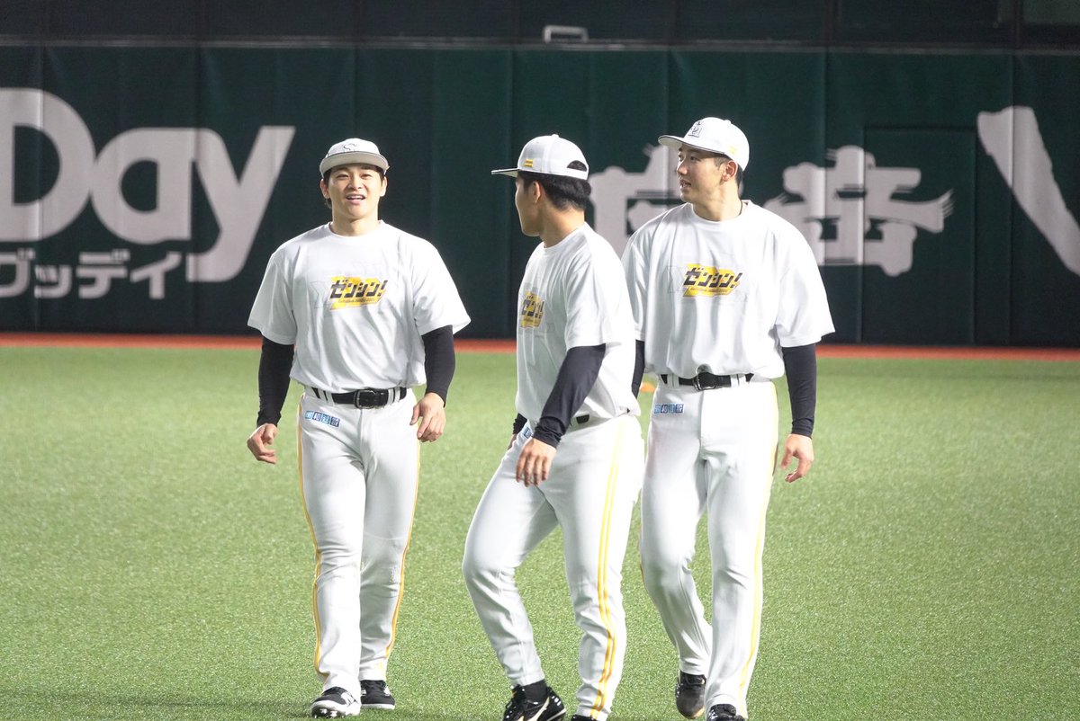 takafullc2's tweet photo. 帽子のツバを真っすぐにする捕手陣😂

#sbhawks #鷹フル https://t.co/Fs4dJ0XKiL