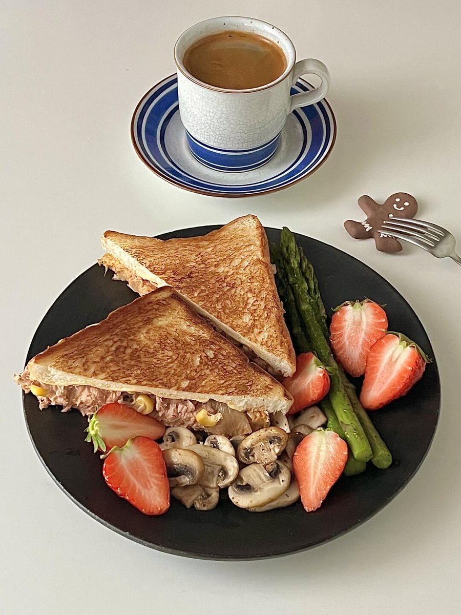 MilaTownsegkoj's tweet photo. Hoy almorcé un delicioso sándwich de jamón y queso con una naranja fresca, perfecto para empezar el día con energía. https://t.co/KlHg5hceMk
