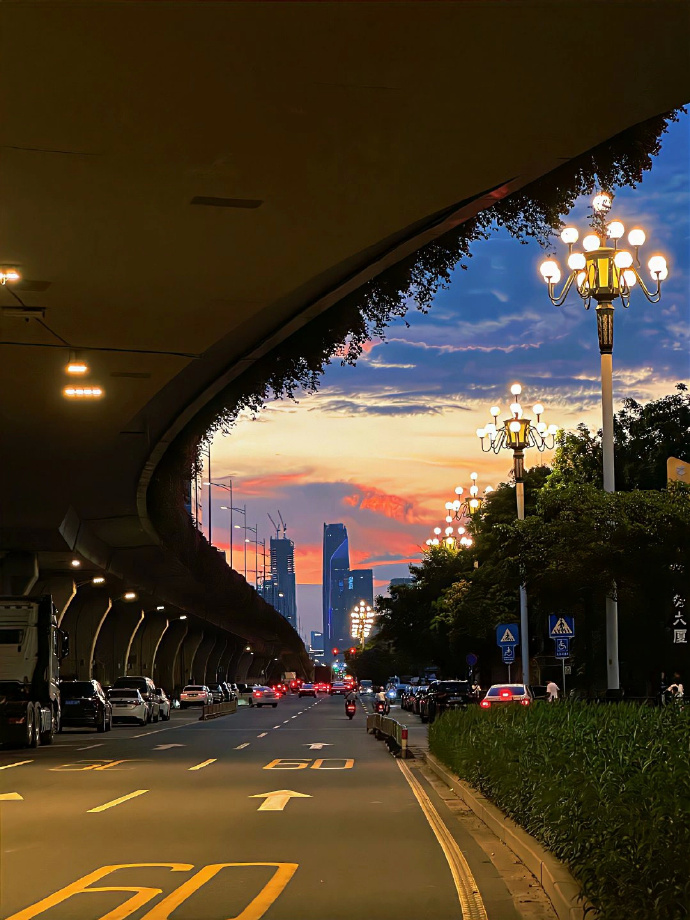 NaomiElyoh's tweet photo. Un rincón de la ciudad que se muestra tranquilo al atardecer, con el sol derramando su luz cálida sobre las aceras. https://t.co/1gnprDj1oT