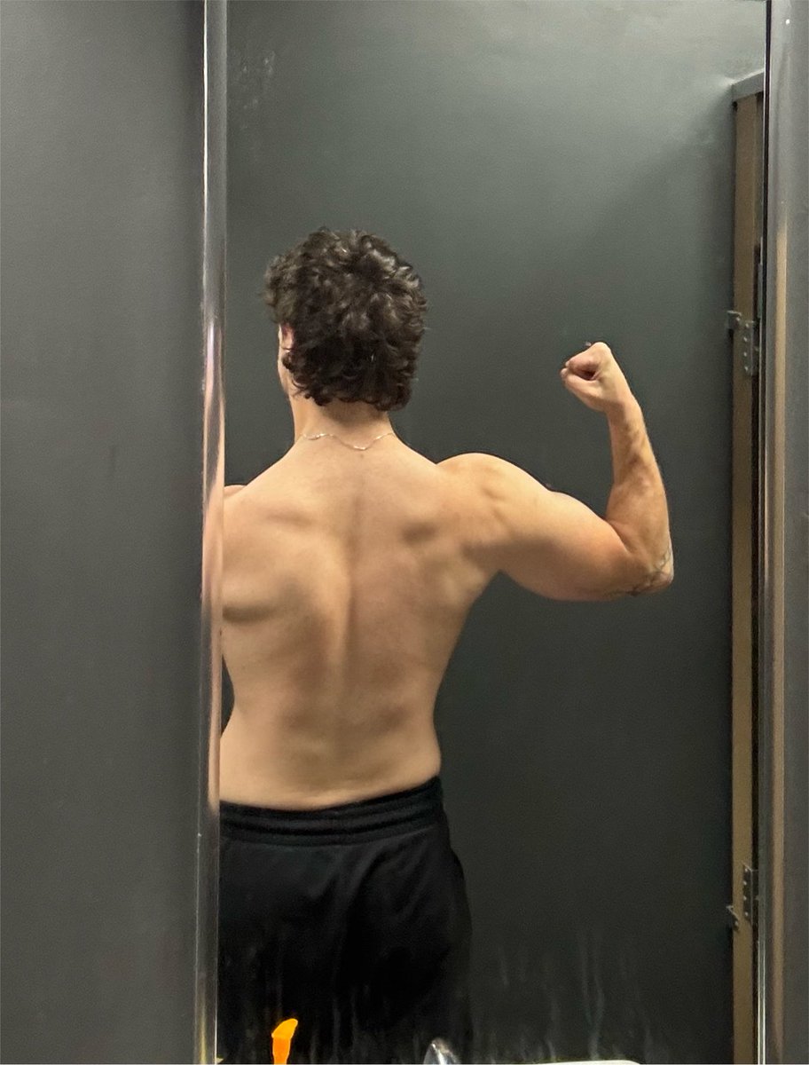 c0ltkitty's tweet photo. Finally having some progress on my back. Def my weakest point https://t.co/B7DikyDok9