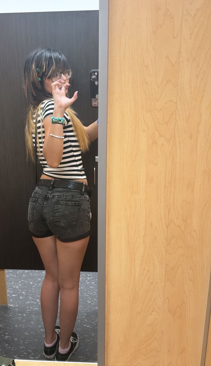 bugging0ut's tweet photo. more ppl should be taking pictures of their butts https://t.co/HbSmkMaR2h