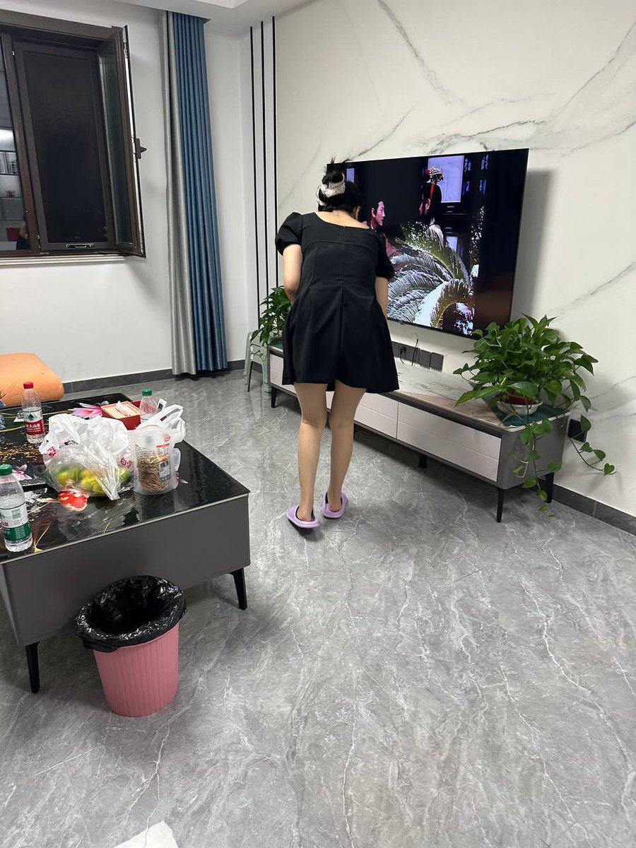ysplsm's tweet photo. 昨晚骚逼丈母娘说要去新房子，一起吃饭的时候我鼓起勇气坐在了丈母娘的旁边，媳妇和丈母娘都很诧异，我装作若无其事的样子，丈母娘吃饭的时候翘着二郎腿，我无意间蹭了蹭，回家收拾的时候无意间看到了骚逼竟然穿的红色丁字裤，当时真想冲过去一把抓住骚逼的头发狠狠的后入她 #骚逼 #母狗 #丈母娘 #熟女 https://t.co/BpivKF0Uyb