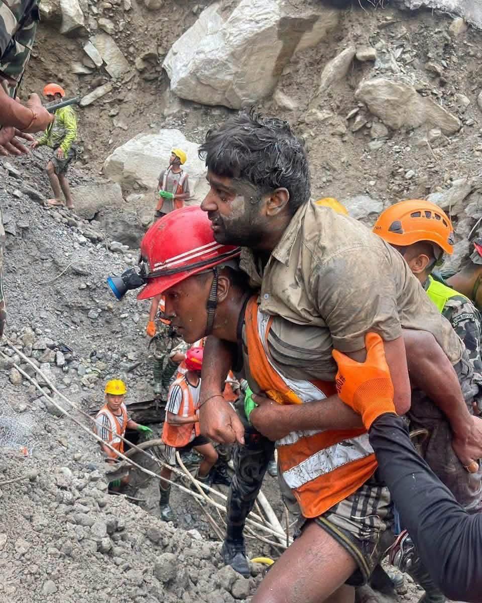 AlertaMundoNews's tweet photo. 🇳🇵 ÚLTIMA HORA: Rescatan con vida a dos trabajadores de un túnel en Nepal. 

Varios trabajadores que participaban en un proyecto hidroeléctrico llevan 9 días atrapados en el interior del túnel. https://t.co/0PUxHlp42C