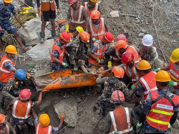 AlertaMundoNews's tweet photo. 🇳🇵 ÚLTIMA HORA: Rescatan con vida a dos trabajadores de un túnel en Nepal. 

Varios trabajadores que participaban en un proyecto hidroeléctrico llevan 9 días atrapados en el interior del túnel. https://t.co/0PUxHlp42C