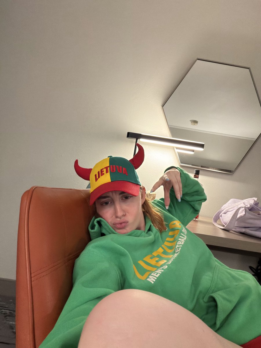 katielatenight's tweet photo. life outside twitter 🦪⚽️🇱🇹🥯 https://t.co/xGCoBwDuQ8