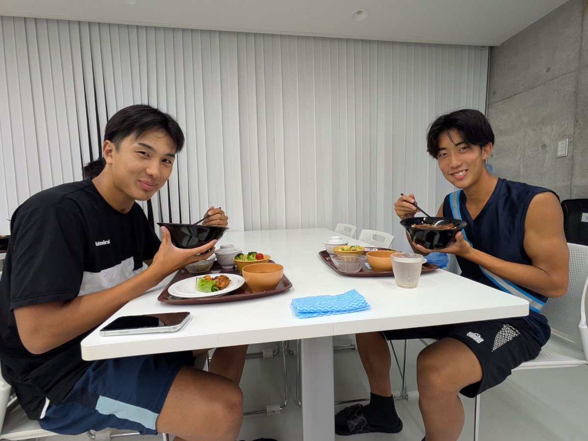 Jubilo_academy's tweet photo. ジュビロ磐田のパートナー「うなぎの五島 / 有限会社五島養魚場」様より、#ジュビロ磐田U18 の選手たちにうなぎを提供していただきました

夕食で「うな丼」として美味しくいただきました🍚
お米を700ｇも食べる選手も...！

パワーを蓄えて明日のプレミアリーグに備えます💪

#ジュビロ磐田アカデミー https://t.co/Ny0o0Kmspk