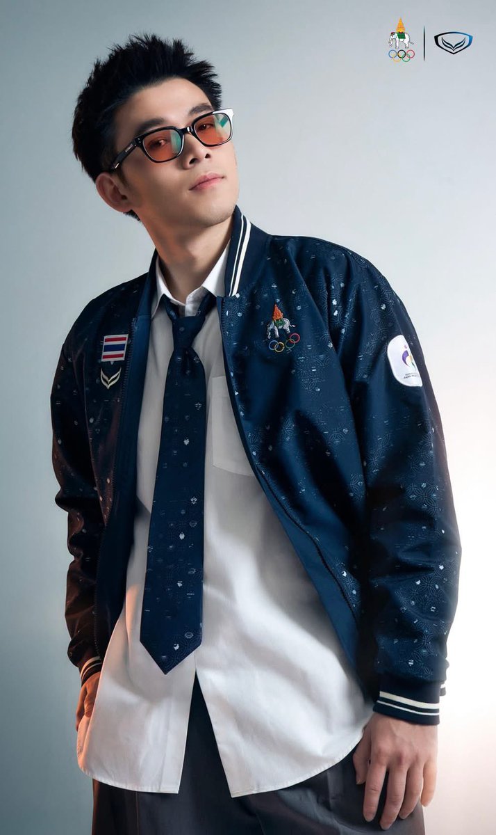 Skyboyz15's tweet photo. ชุดเดินทาง Bomber Jacket ทีมชาติไทย ASIAN GAMES 2026 โดดเด่นด้วยลวดลายกราฟิกพิมพ์ทั้งตัวในโทนสีกรมท่า ตัดเย็บในทรง Bomber Jacket ให้ภาพลักษณ์เรียบหรูและร่วมสมัย ด้านหน้า อกขวาติดอาร์มธงชาติไทย  ด้านหลังพิมพ์คาว่า THAILAND สีครีม สามารถสวมใส่ในชีวิตประจำวัน ให้ลุคมีความลงตัวและสนุกมากขึ้น 🇹🇭 
ช่วยซัพพอร์ตนักกีฬาทีมชาติได้ที่ 💙
📍พิกัด https://t.co/0Vn8RgD2Gz
#เอเชียนเกมส์  #ShopeeAffiliate