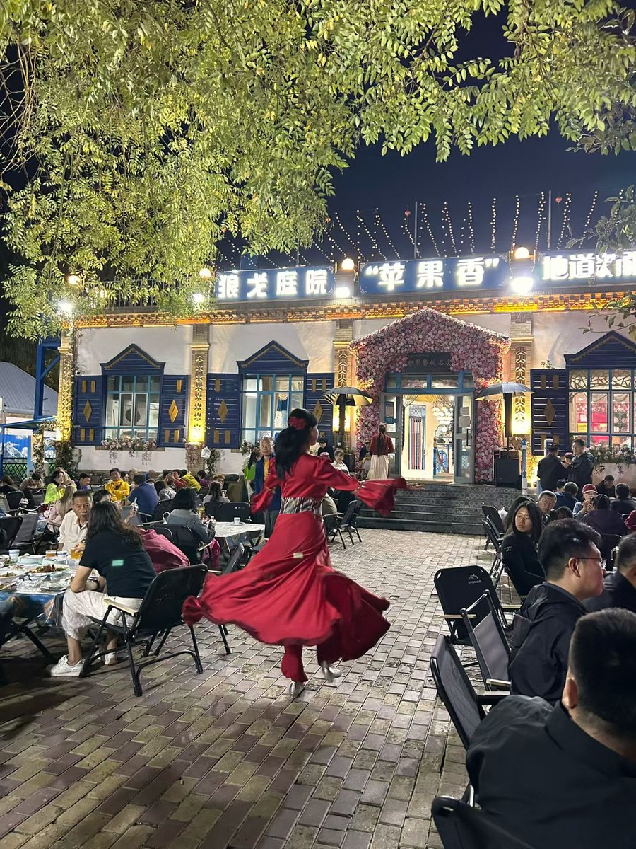 carasteve's tweet photo. 夜晚逛六星街，随便走走都很舒服。彩色房子，空气中飘着烤面包、烤肉的香味，周边回荡着音乐声，走到哪里都可以欣赏美丽新疆舞蹈。 总之，六星街充满了视觉和味觉的诱惑。 https://t.co/MPE9zwDMf5