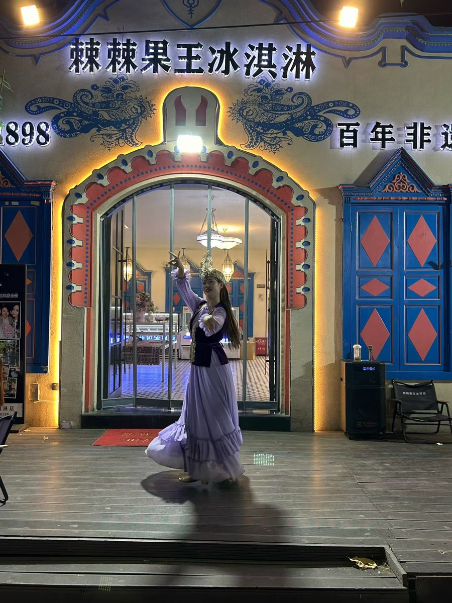 carasteve's tweet photo. 夜晚逛六星街，随便走走都很舒服。彩色房子，空气中飘着烤面包、烤肉的香味，周边回荡着音乐声，走到哪里都可以欣赏美丽新疆舞蹈。 总之，六星街充满了视觉和味觉的诱惑。 https://t.co/MPE9zwDMf5