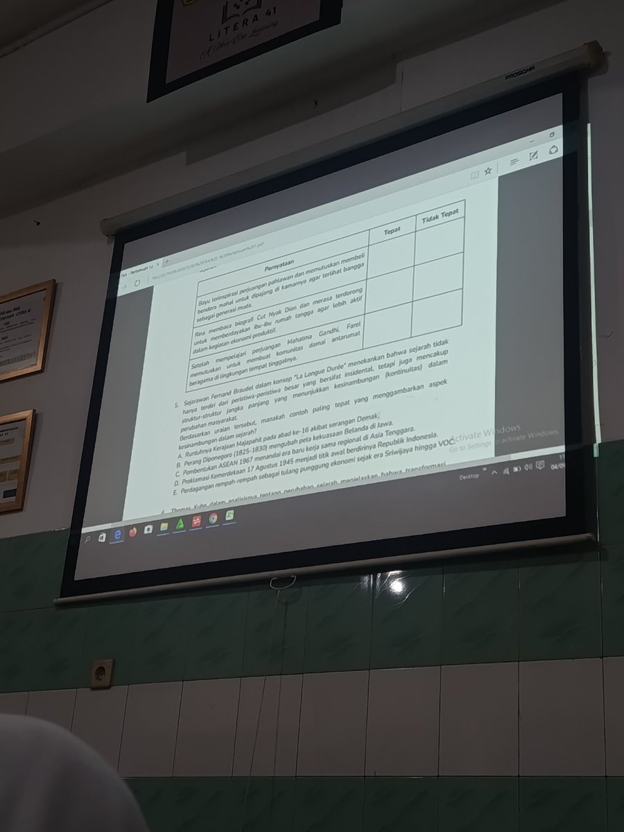 sunnyaipibi's tweet photo. YEYPII, akhirnya ada pm sejarah dari sekolah (dan belajarnya di perpus 🤤🤤🤤). Semoga 2 minggu kedepan beneran jadi keliling munasprok &amp; muskitnas 🤤🤤🤤 https://t.co/tZxMFfO9tA