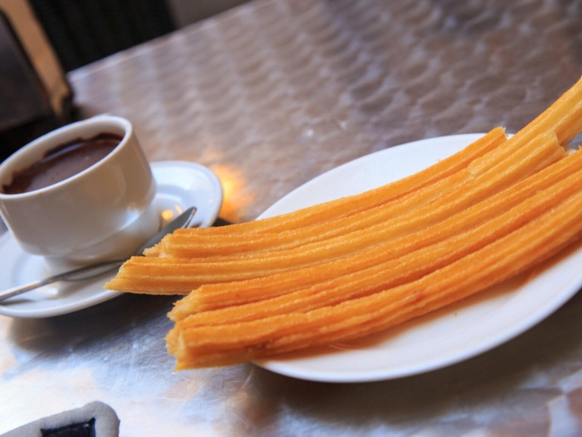 SarahCaldwntju's tweet photo. Descubrimos una pequea pastelería en el centro de Madrid: su churro con chocolate caliente es el 10 absoluto, crujiente por fuera y cremoso por dentro. Un placer que hay que probar sí o sí! https://t.co/ebF1qYPZ4L
