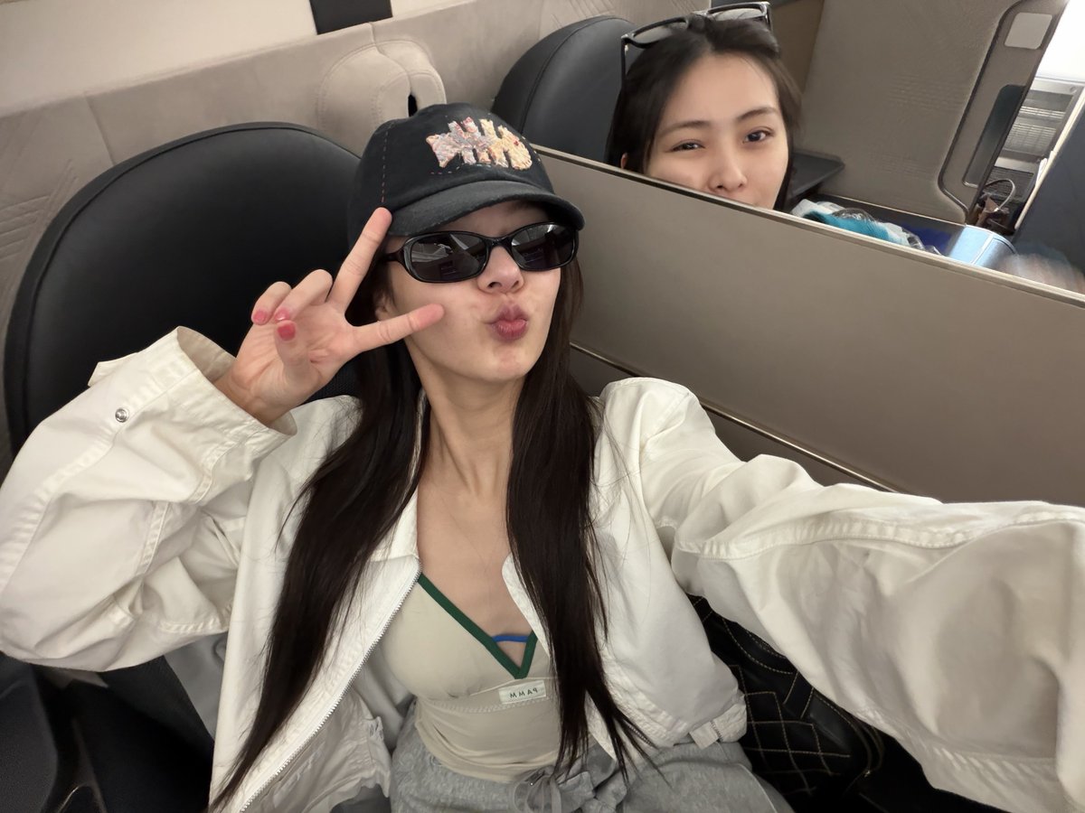 shin1ster's tweet photo. i knew she’d go back to her ex smh look at her squishing her cheek to get her back https://t.co/CkcodLd8mG